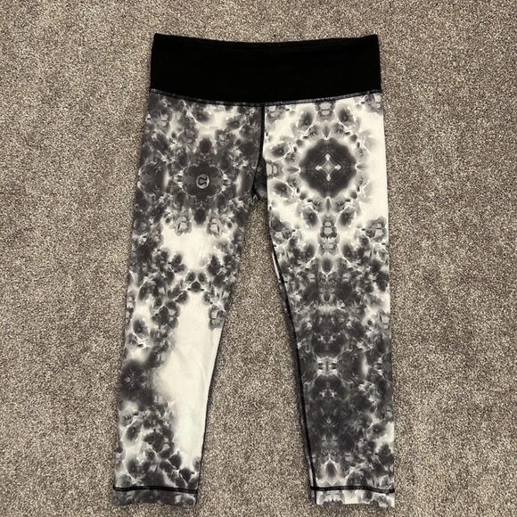 Lululemon Women's Leggings Capri Active Floral Stretch Printed Logo Size 6 - Picture 2 of 13